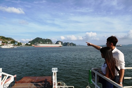 Nhiều hành khách được trở lại với những kỷ niệm gắn bó với phà Bãi Cháy