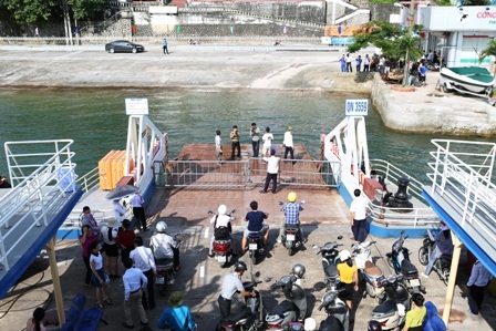 Những hành khách đầu tiên cập bến phía Hòn Gai