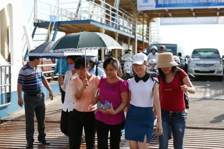 Những hành khách đầu tiên cập bến phía Hòn Gai