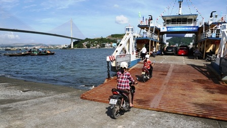 Những phương tiện, hành khách lên phà để bắt đầu cho chuyến phà nhiều cảm xúc này