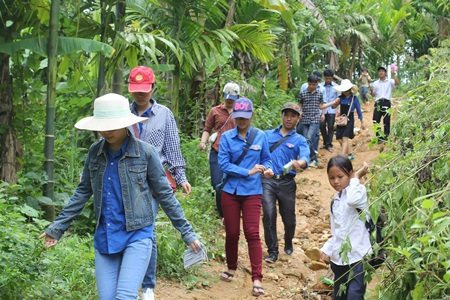 Quà nước Nga về vùng cao xứ Quảng - 2 Đây là cơ hội cho các bạn du học sinh hiểu và chia sẻ nhiều hơn với đồng bào vùng khó khăn