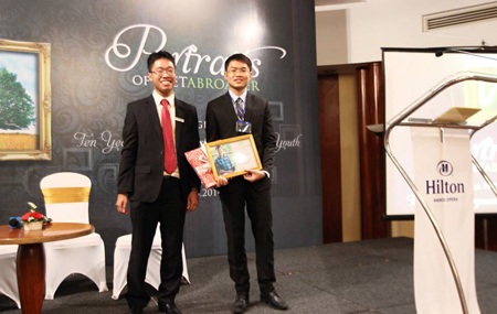 Bí quyết điểm A của đồng chủ tịch VietAbroader - 2 Hoàng Linh (trái) trong dịp kỉ niệm 10 năm tổ chức VietAbroader