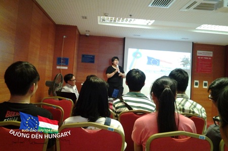 Nhiều bạn trẻ đến tham dự buổi chia sẻ về đất nước Hungary tại Hà Nội