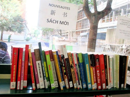 Người “nuôi dưỡng” tủ sách Việt tại Paris - 3 Các kệ sách Việt đa dạng thể loại