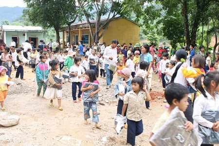 Quà nước Nga về vùng cao xứ Quảng - 3 Người dân và học sinh Trà Tập hân hoan đón nhận những món quà của các bạn du học sinh.