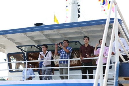 Những phương tiện, hành khách lên phà để bắt đầu cho chuyến phà nhiều cảm xúc này