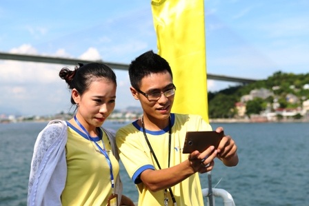 Nhiều hành khách tranh thủ ghi lại khoảnh khắc đáng nhớ này