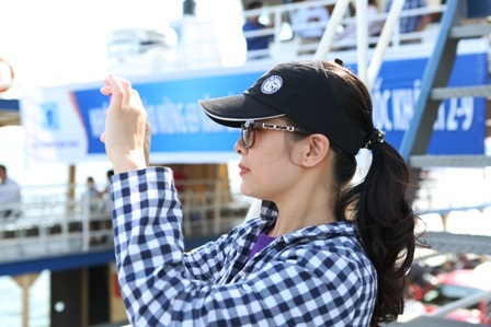 Nhiều hành khách tranh thủ ghi lại khoảnh khắc đáng nhớ này