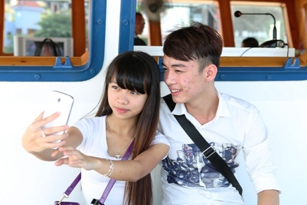 Nhiều hành khách tranh thủ ghi lại khoảnh khắc đáng nhớ này