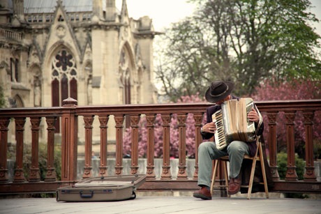 Âm nhạc đường phố Paris - Nét thi vị quyến rũ của "kinh đô ánh sáng" - 3 Nghệ sĩ accordéon ở gần Cathedrale Notre Dame de Paris