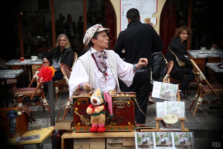 Âm nhạc đường phố Paris - Nét thi vị quyến rũ của "kinh đô ánh sáng" - 1 Bà lão nghệ sĩ trên đồi Monmartre