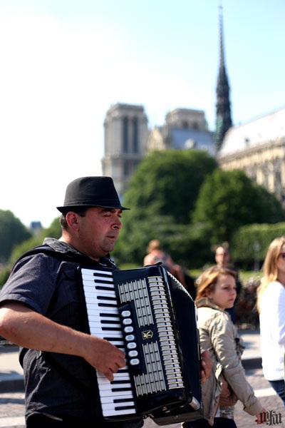Âm nhạc đường phố Paris - Nét thi vị quyến rũ của "kinh đô ánh sáng" - 5 Anh ca sĩ hát rong ở quảng trường Monmartre