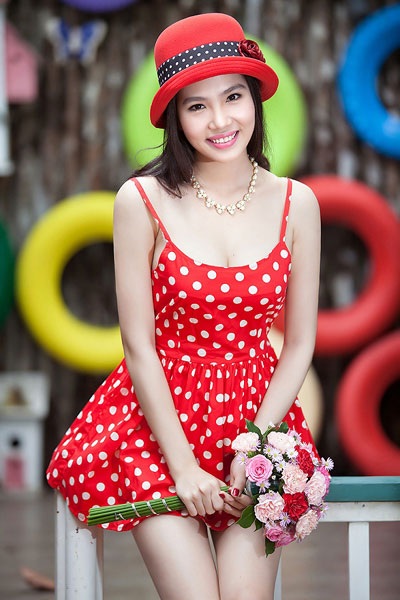 Nữ hoàng Du lịch Dương Kim Ánh khoe chân dài gợi cảm