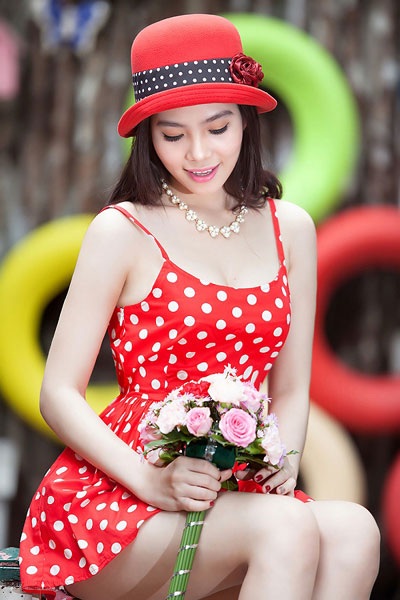 Nữ hoàng Du lịch Dương Kim Ánh khoe chân dài gợi cảm