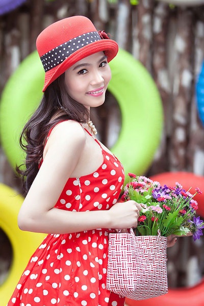 Trong bộ ảnh mới, người đẹp sinh năm 1994 trẻ trung hơn nhiều so với tuổi 20 của mình