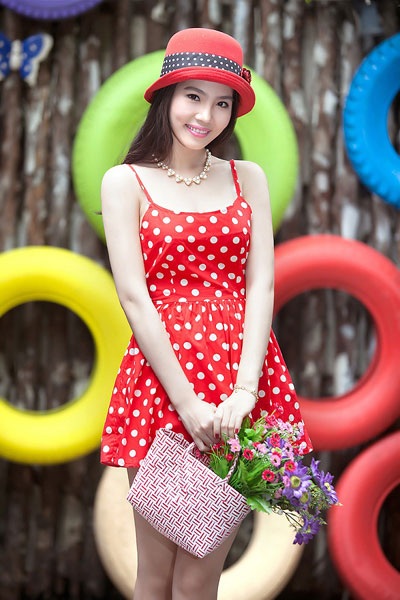 Trong bộ ảnh mới, người đẹp sinh năm 1994 trẻ trung hơn nhiều so với tuổi 20 của mình