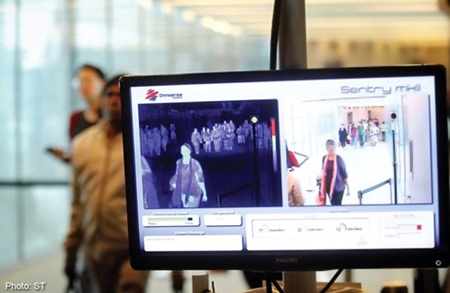 Kiểm tra thân nhiệt hành khách tại sân bay