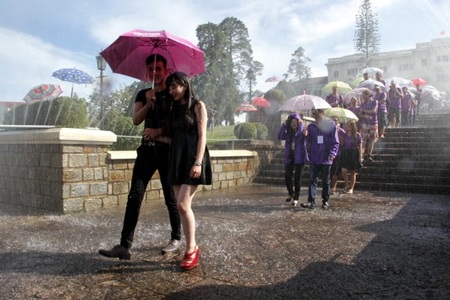 Đà Lạt phải làm mưa nhân tạo - 2 Khách nước ngoài cũng thích thú tham gia con đường mưa