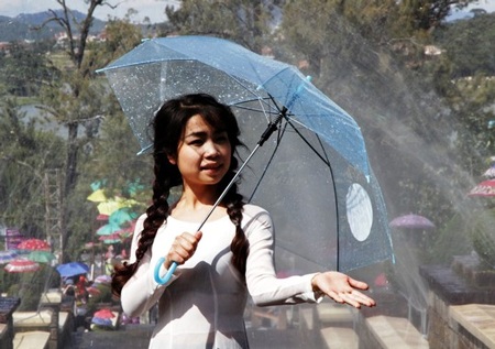 Đà Lạt phải làm mưa nhân tạo - 7 Thiếu nữa Đà Lạt dịu dàng trước mưa