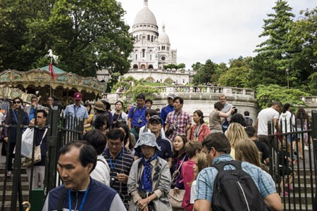 Du khách Trung Quốc mắc "hội chứng Paris" - 1 Du khách Trung Quốc tới thăm đồi Montmartre ở Paris trong tháng Tám này. Ảnh: Getty Image