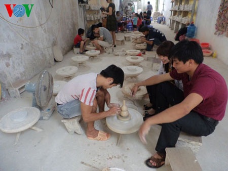 Du lịch làng nghề Hà Nội: Vì sao gà chưa đẻ trứng vàng? - 1 Du khách tham gia vuốt, nặn gốm tại Bát Tràng