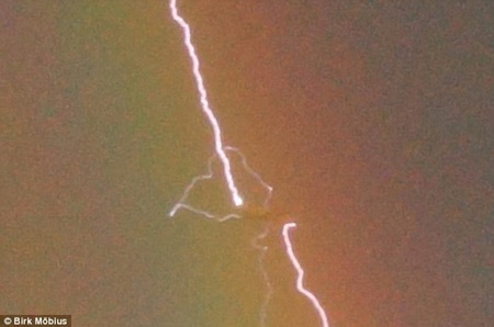 Chiếc máy bay bị sét đánh trúng