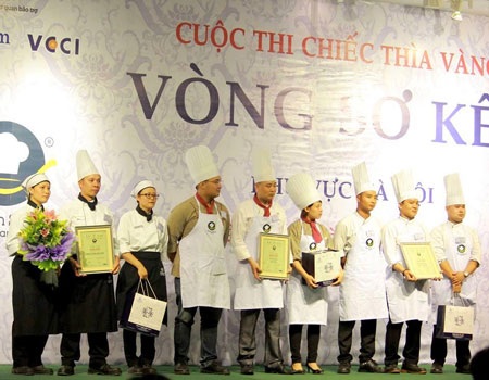 Các đầu bếp hồi hộp chờ đợi công bố danh sách đội chiến thắng. Ảnh: Đình Việt