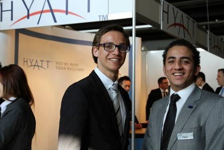 Sinh viên phỏng vấn với