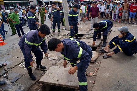 20 giờ ngụp lặn tìm kiếm bé trai 9 tuổi bị nước cuốn xuống cống - 3 20 giờ ngụp lặn tìm kiếm bé trai 9 tuổi bị nước cuốn xuống cống