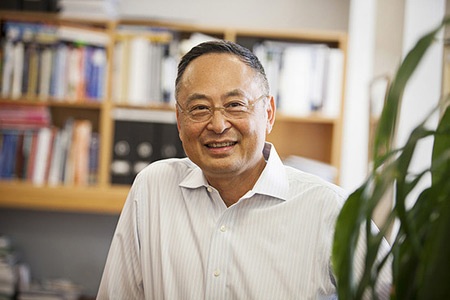 Tỷ phú Trung Quốc hiến tặng 350 triệu đô cho trường Harvard - 1 Ông Gerald Chan, cựu sinh viên trường Đại học Harvard, trong bức ảnh chụp tại trường cũ. (Ảnh: WSJ)