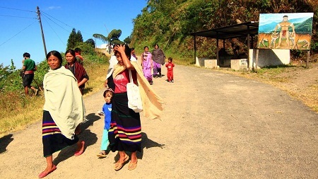 Những người phụ nữ trong trang phục truyền thống đi nhà thờ vào sáng Chủ Nhật