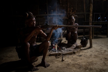 Những người phụ nữ trong trang phục truyền thống đi nhà thờ vào sáng Chủ Nhật