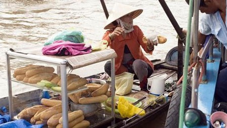 Bánh mỳ Việt Nam có phải là bánh kẹp ngon nhất thế giới? - 3 Một quầy bánh mì ở chợ nổi trên sông. (Nguồn: Jupiter Images/Getty)