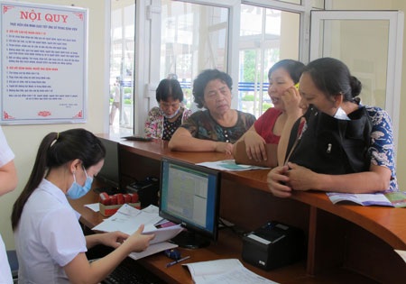 Bệnh nhân Bệnh viện K Trung ương “kêu trời” vì đợi khám, chiếu chụp - 1 Bệnh nhân làm thủ tục chờ khám bệnh tại BV K Trung ương. Ảnh: H.Hải