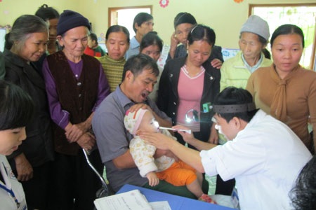 Phó Thủ tướng Nguyễn Xuân Phúc và Bộ trưởng Bộ Y tế thăm, tặng quà cho người bệnh nghèo.