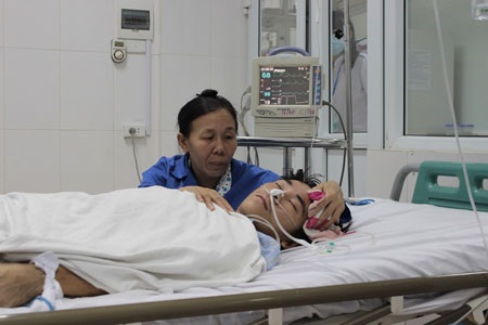 Mẹ cháu đã bỏ đi, nếu cha chết, cháu thành mồ côi!