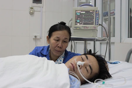 Mẹ cháu đã bỏ đi, nếu cha chết, cháu thành mồ côi!