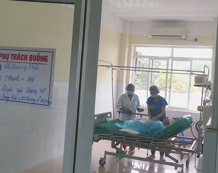 Vụ máy bay rơi: “Dù mình ngồi xe lăn nhìn thấy con đá bóng cũng đáng sống!” - 2 Chiến sĩ Đinh Văn Dương đã tỉnh táo, có thể trò chuyện với mọi người, tự thở, tự ăn uống.