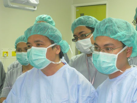 Phẫu thuật nội soi tuyến giáp “kiểu” Việt Nam! - 1 PGS.TS Trần Ngọc Lương trong phòng phẫu thuật nội soi tuyến giáp cho bệnh nhân.