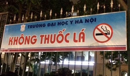 Tăng cường xử phạt hút thuốc lá nơi công cộng