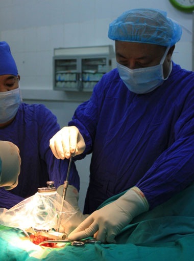Giảm đau khớp tuỳ tiện: Hậu quả khó lường! - 1 Phẫu thuật khớp tiêu tốn chi phí lớn, tiềm ẩn nhiều biến chứng