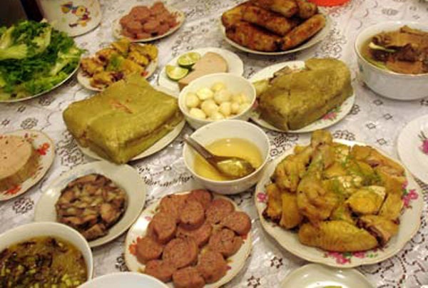 Chất béo - “Kẻ thù” trong mâm cỗ Tết của người bệnh cao huyết áp - 1 Mâm cơm ngày Tết có nhiều món với nhiều chất béo, mặn nên người bệnh