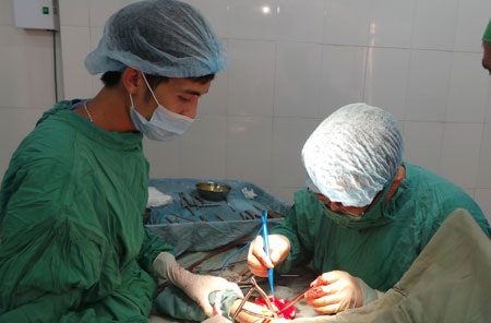 Chống quá tải bệnh viện, BHYT không chi trả khám vượt tuyến từ 2015 - 1 Theo quy định mới người bệnh khám ngoại trú vượt tuyến không được BHYT