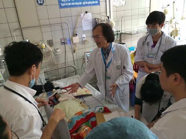 Thời tiết thất thường, 60% bệnh nhi nhập viện vì viêm phổi - 1 Các bác sĩ hội chẩn một ca viêm phổi nặng phải thở máy. Ảnh: H.Hải