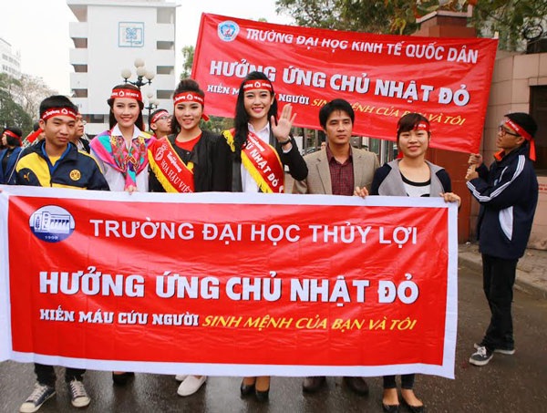 Hàng nghìn người tham gia hiến máu ngày Chủ Nhật đỏ - 1 Bài và ảnh: Hồng Hải
