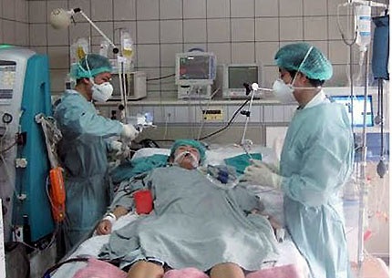 WHO cảnh báo vi rút cúm đang biến đổi - 1 Một trường hợp nhiễm cúm mùa nguy kịch điều trị tại BV Bạch Mai trước đó. Ảnh: H.Hải