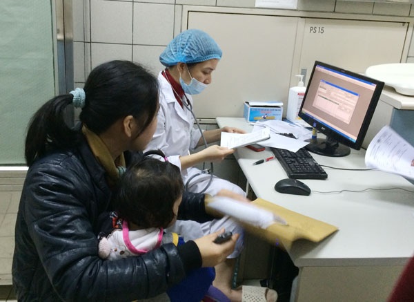 Trẻ đến khám, nhập viện thời điểm này chủ yếu là tiêu chảy, nôn vọt. Ảnh: H.Hải