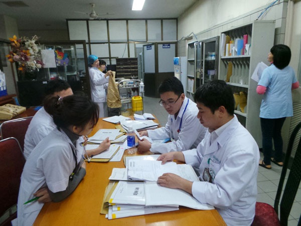 Công việc tại các bệnh viện vẫn rất tất bật, vừa phải tiếp nhận bệnh nhân mới vừa 