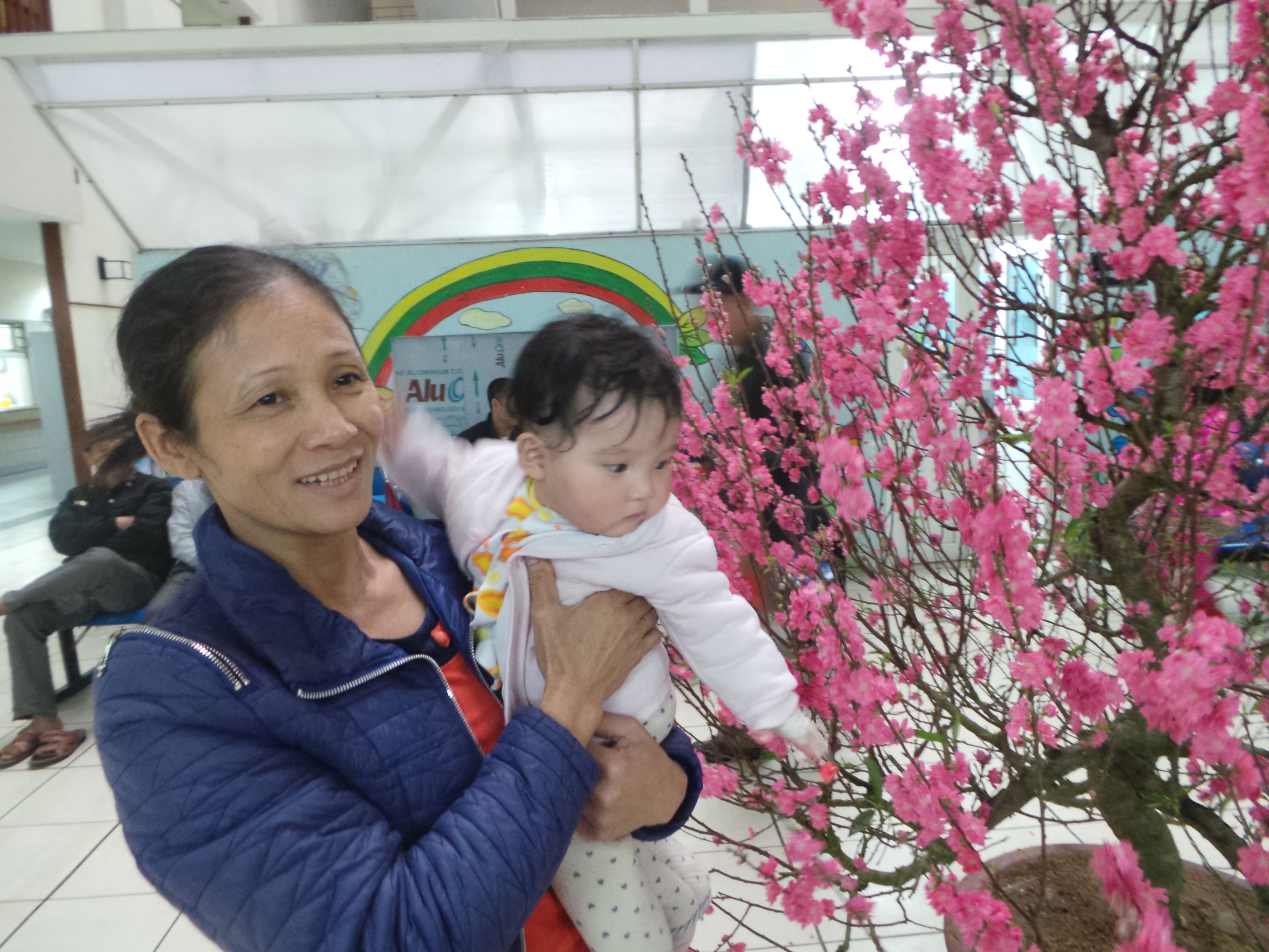 Bé Thỏ (3 tháng tuổi) bị viêm tiểu phế quản. Bà bé cho biết, nhờ có câu đào rực rỡ 