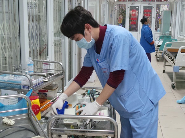 Công việc tại các bệnh viện vẫn rất tất bật, vừa phải tiếp nhận bệnh nhân mới vừa 